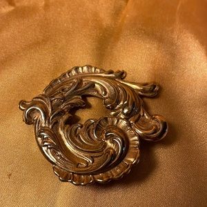 Vintage Scarf Clip gold colored scrolled leaf design